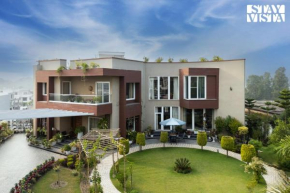 StayVista at Meeraas with Balcony, Heater & Lawn
